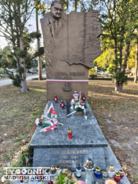 Groby sławnych osób na Wojskowych Powązkach