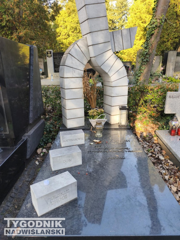 Groby sławnych osób na Wojskowych Powązkach
