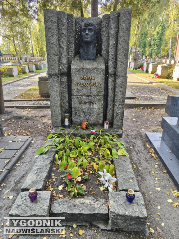 Groby sławnych osób na Wojskowych Powązkach