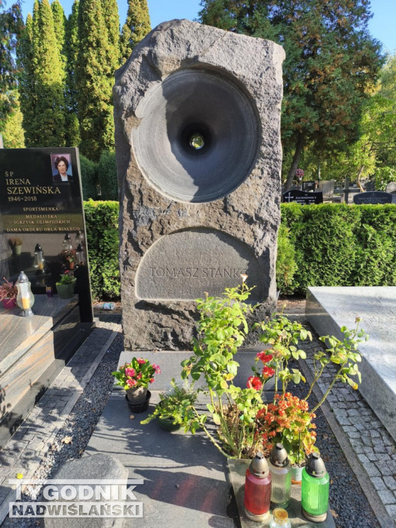 Groby sławnych osób na Wojskowych Powązkach