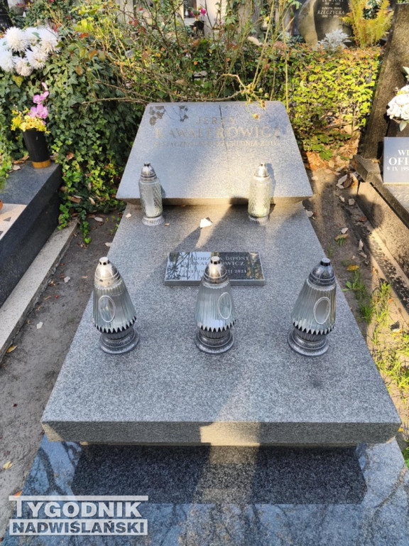 Groby sławnych osób na Wojskowych Powązkach
