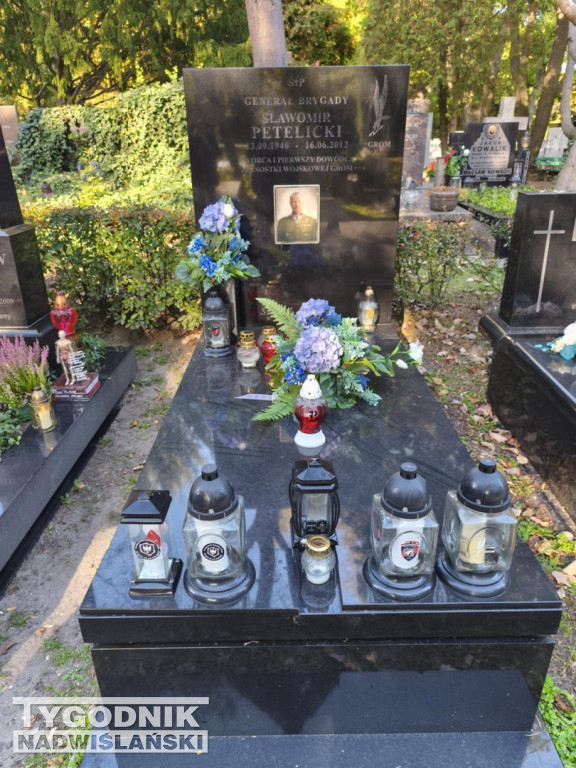 Groby sławnych osób na Wojskowych Powązkach