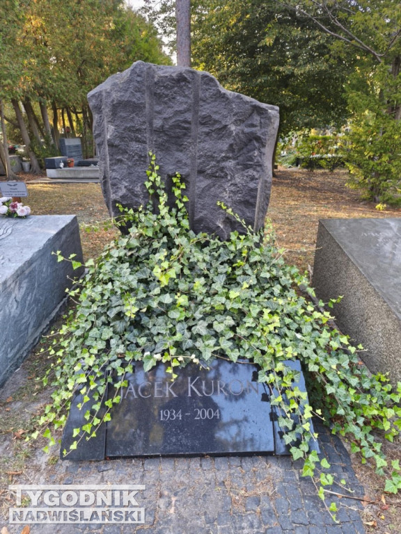 Groby sławnych osób na Wojskowych Powązkach