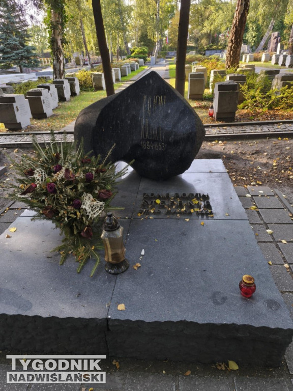 Groby sławnych osób na Wojskowych Powązkach