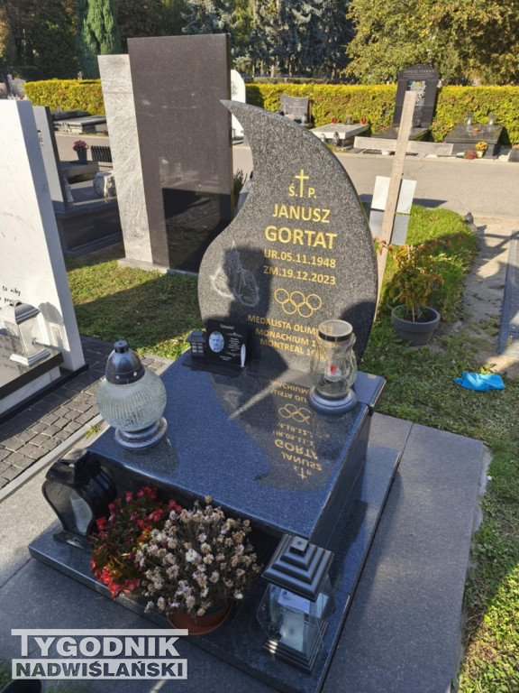 Groby sławnych osób na Wojskowych Powązkach