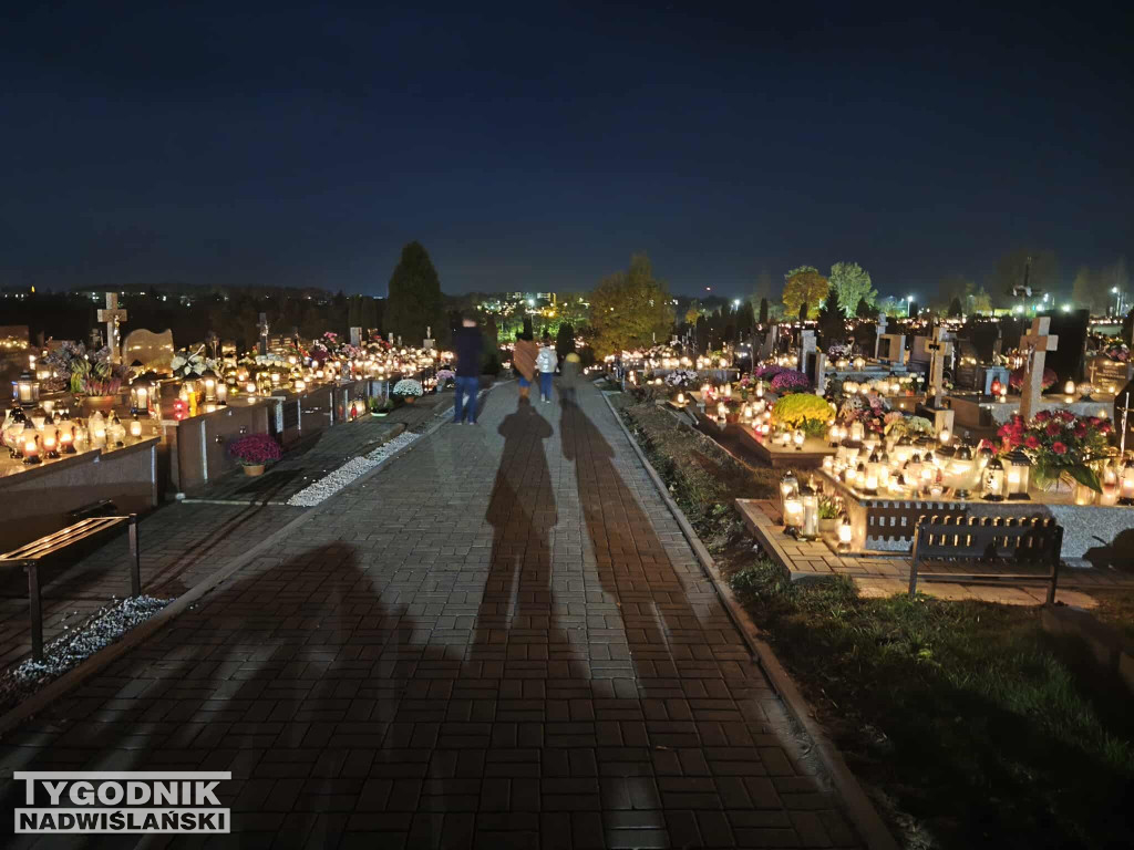 Sandomierskie cmentarze nocą