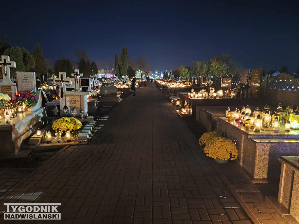 Sandomierskie cmentarze nocą