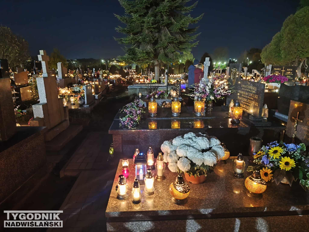 Sandomierskie cmentarze nocą