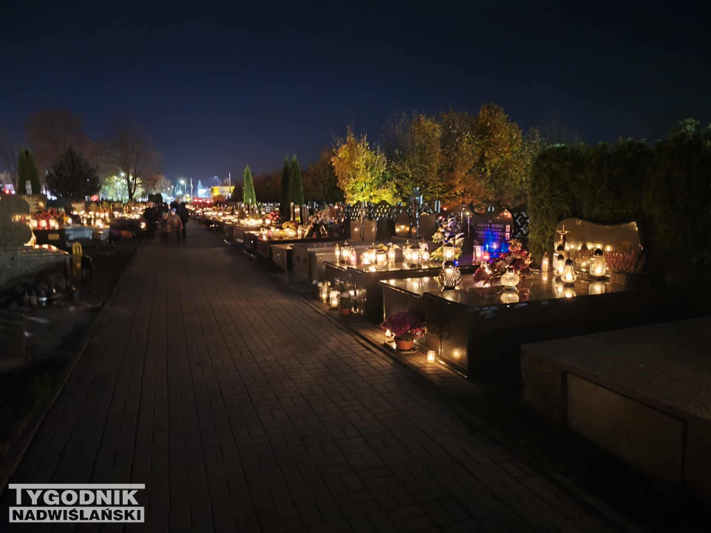 Sandomierskie cmentarze nocą