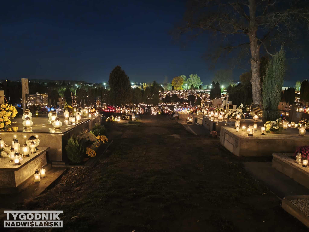 Sandomierskie cmentarze nocą