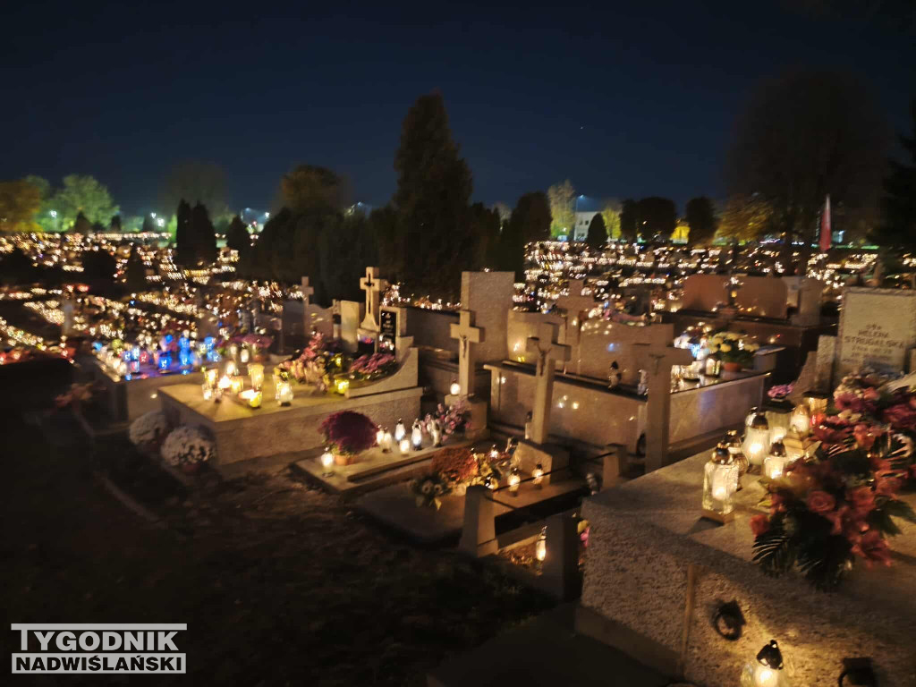 Sandomierskie cmentarze nocą