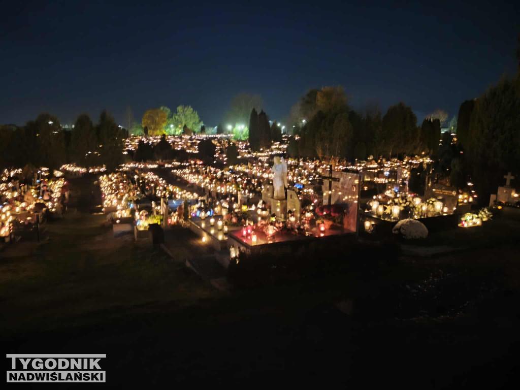 Sandomierskie cmentarze nocą