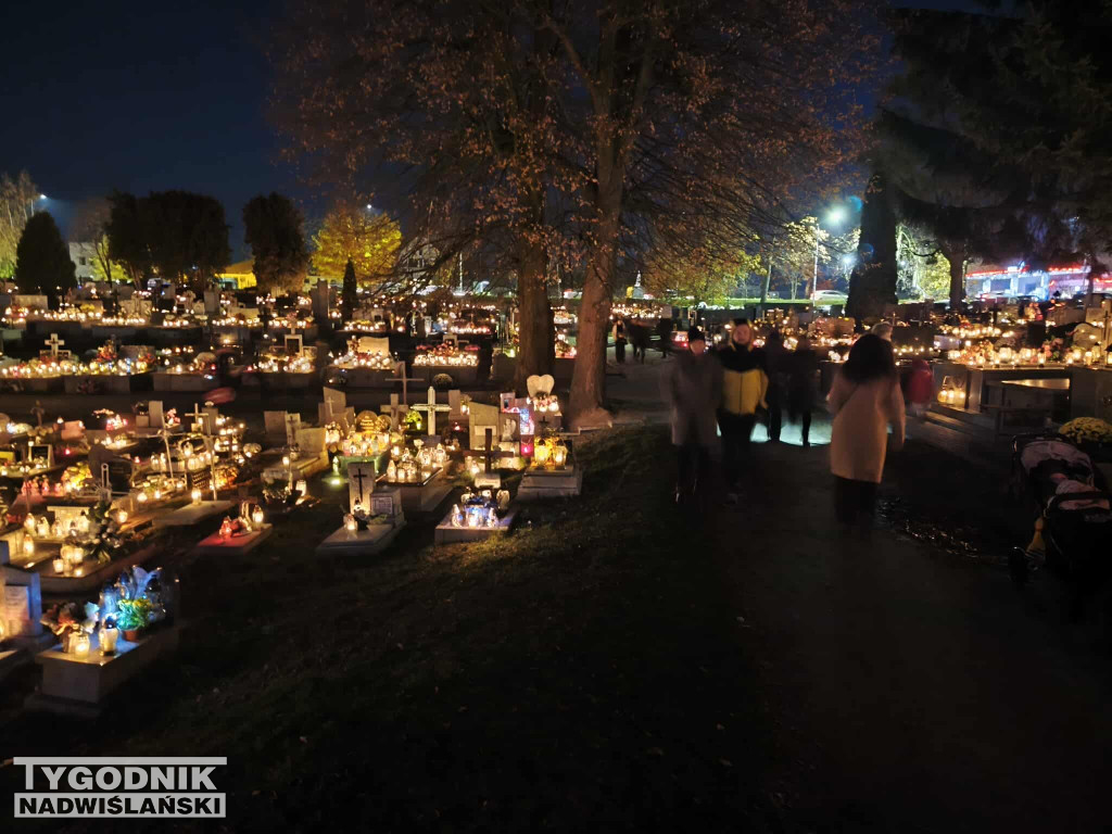 Sandomierskie cmentarze nocą