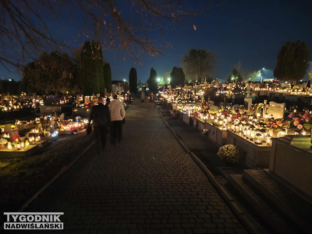Sandomierskie cmentarze nocą
