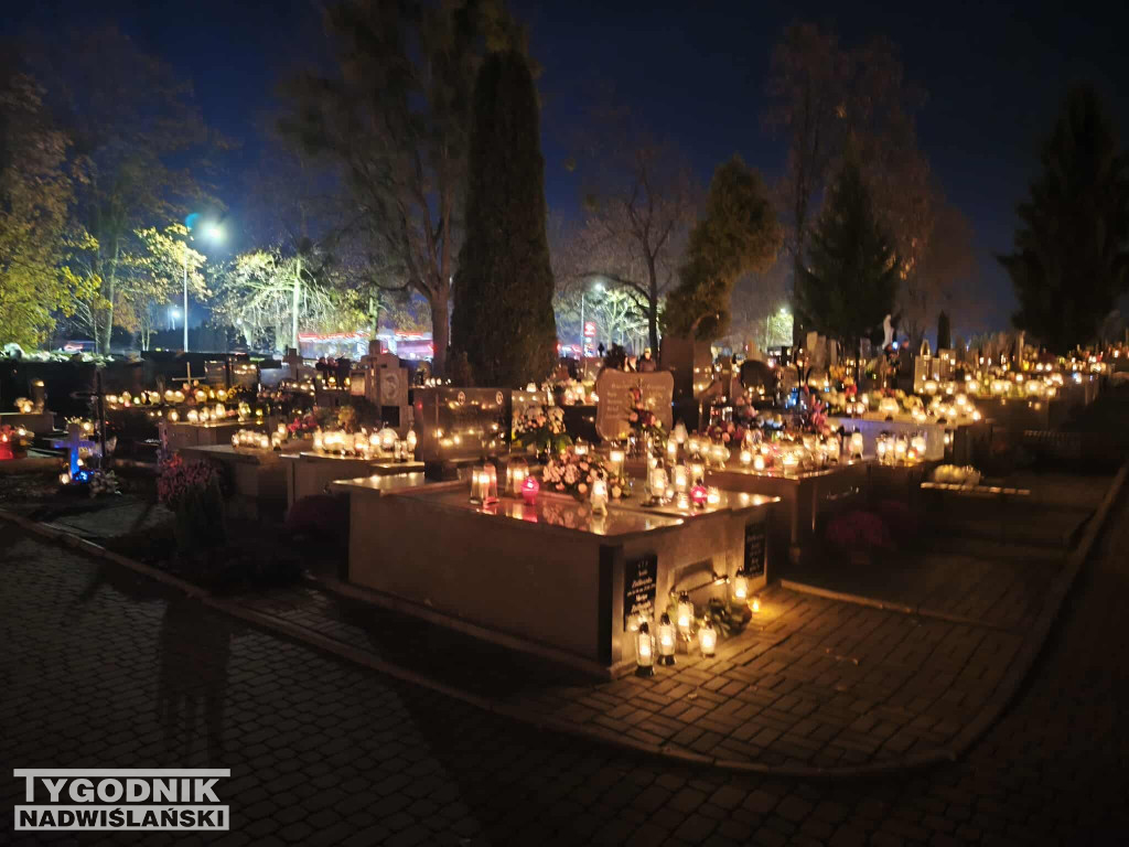 Sandomierskie cmentarze nocą