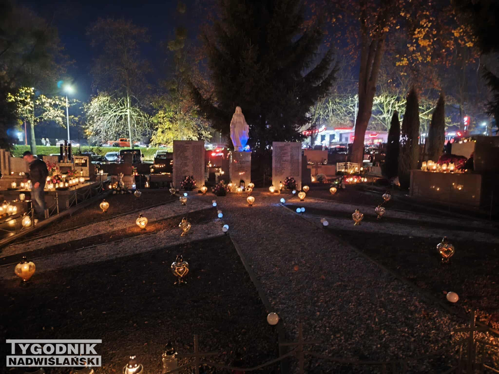 Sandomierskie cmentarze nocą