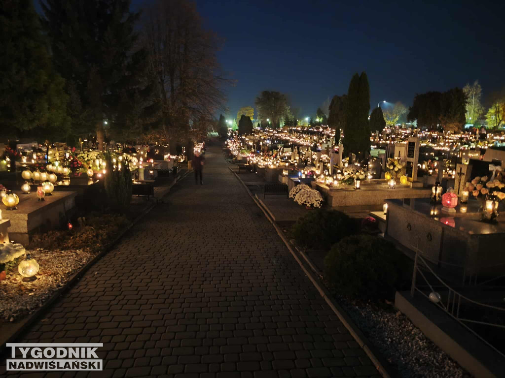 Sandomierskie cmentarze nocą