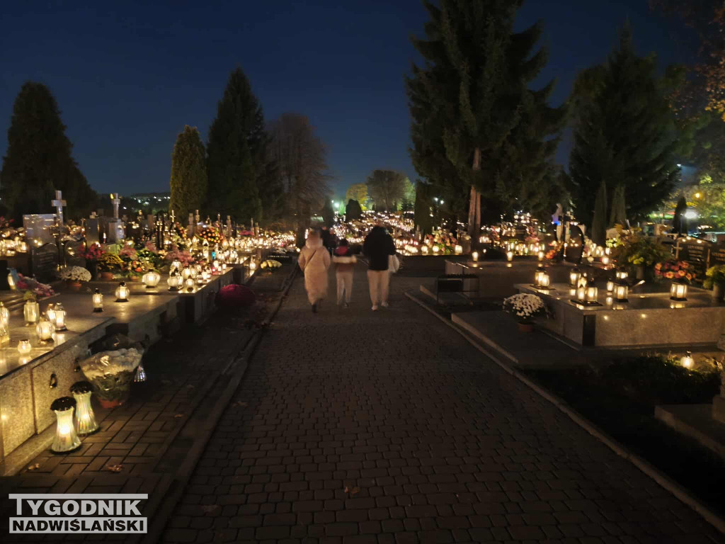 Sandomierskie cmentarze nocą