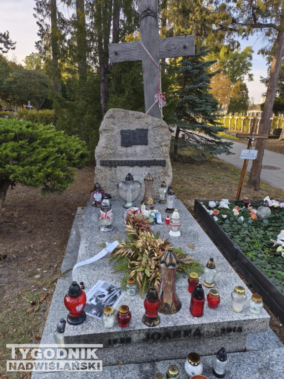 Groby sławnych osób na Wojskowych Powązkach