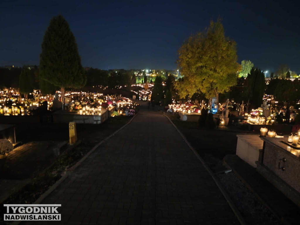 Sandomierskie cmentarze nocą