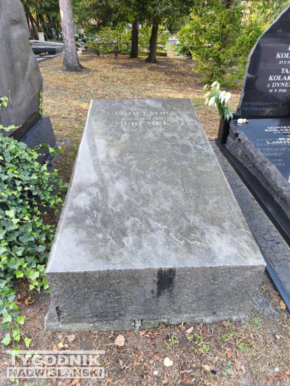 Groby sławnych osób na Wojskowych Powązkach