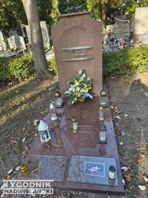 Groby sławnych osób na Wojskowych Powązkach