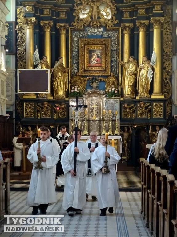 Procesja do krypty Tarnowskich w Tarnobrzegu
