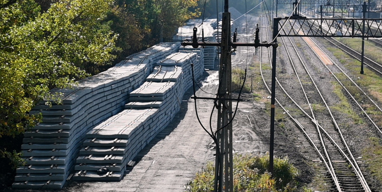 Materiały do remontu zgromadzone na stacji PKP w Tarnobrzegu