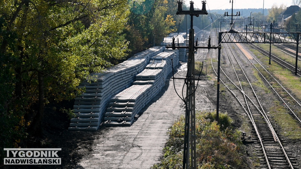 Materiały do remontu zgromadzone na stacji PKP w Tarnobrzegu