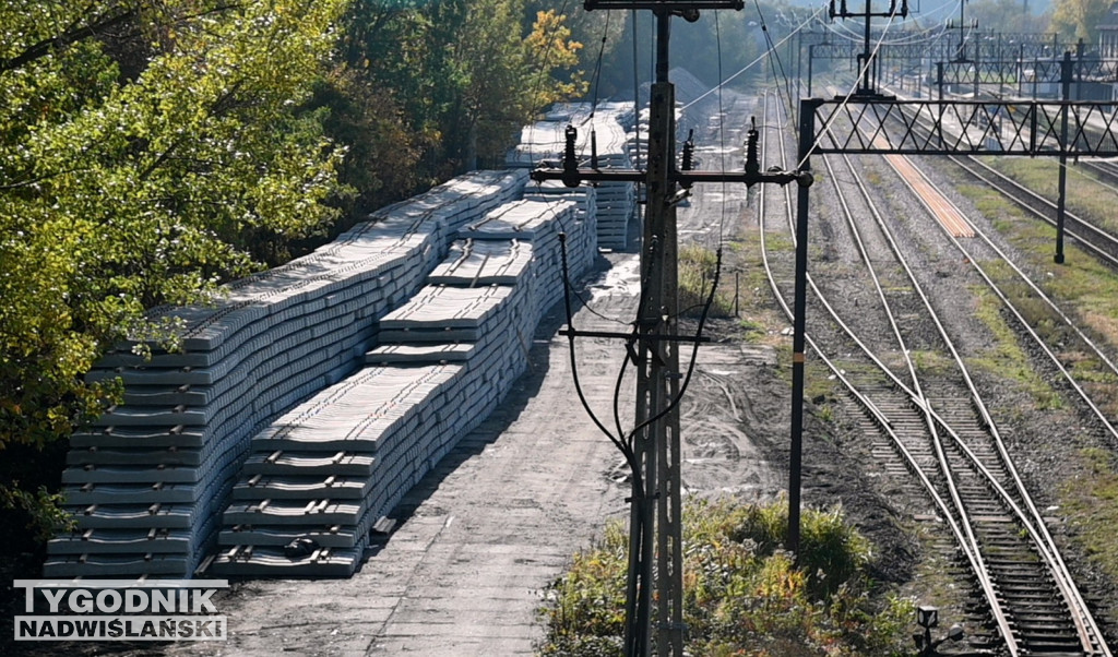 Materiały do remontu zgromadzone na stacji PKP w Tarnobrzegu