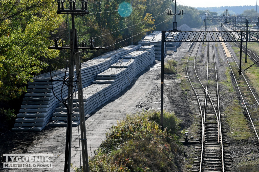 Materiały do remontu zgromadzone na stacji PKP w Tarnobrzegu