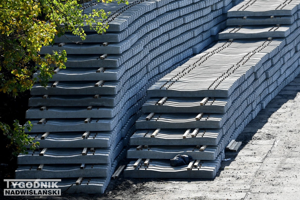 Materiały do remontu zgromadzone na stacji PKP w Tarnobrzegu