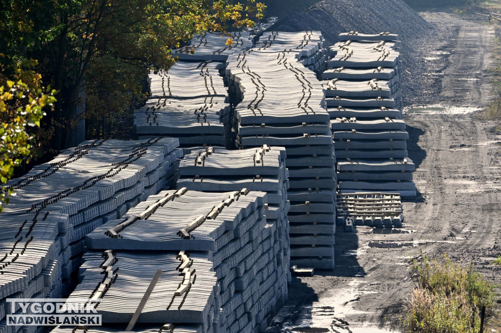 Materiały do remontu zgromadzone na stacji PKP w Tarnobrzegu
