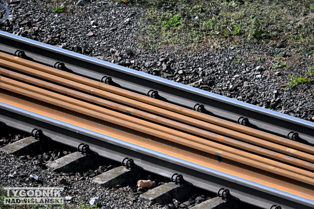 Materiały do remontu zgromadzone na stacji PKP w Tarnobrzegu