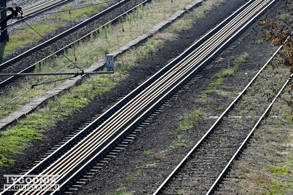 Materiały do remontu zgromadzone na stacji PKP w Tarnobrzegu