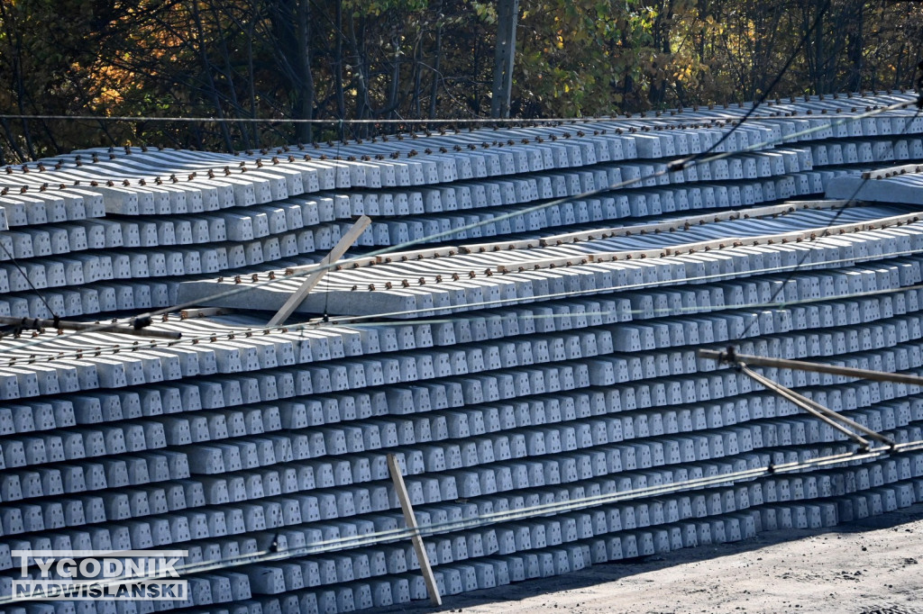 Materiały do remontu zgromadzone na stacji PKP w Tarnobrzegu