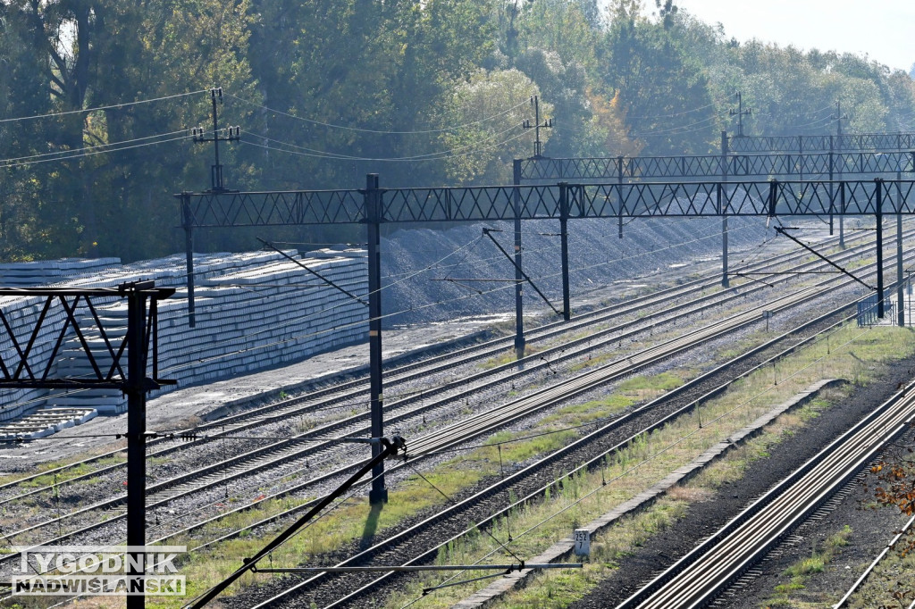 Materiały do remontu zgromadzone na stacji PKP w Tarnobrzegu