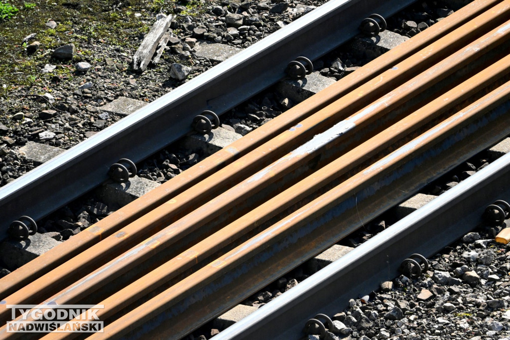 Materiały do remontu zgromadzone na stacji PKP w Tarnobrzegu