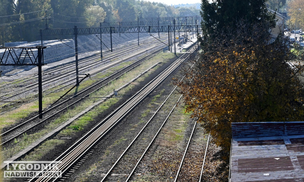 Materiały do remontu zgromadzone na stacji PKP w Tarnobrzegu