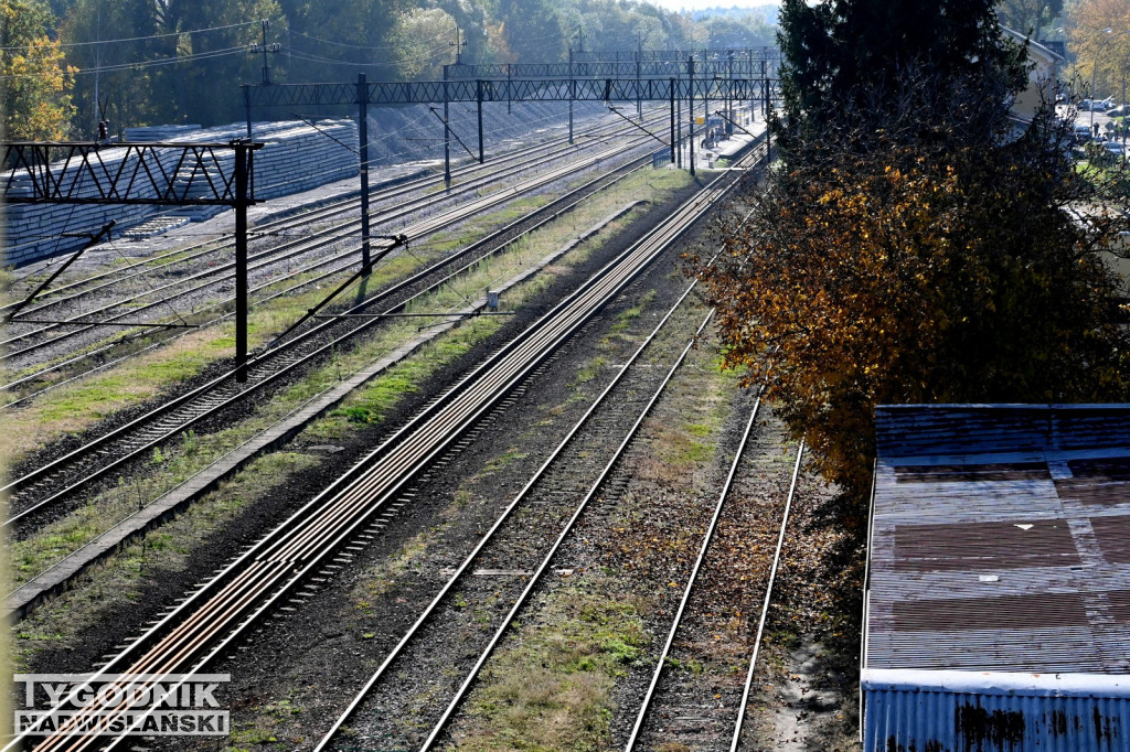 Materiały do remontu zgromadzone na stacji PKP w Tarnobrzegu
