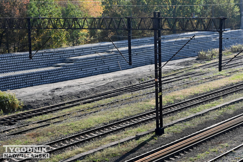 Materiały do remontu zgromadzone na stacji PKP w Tarnobrzegu