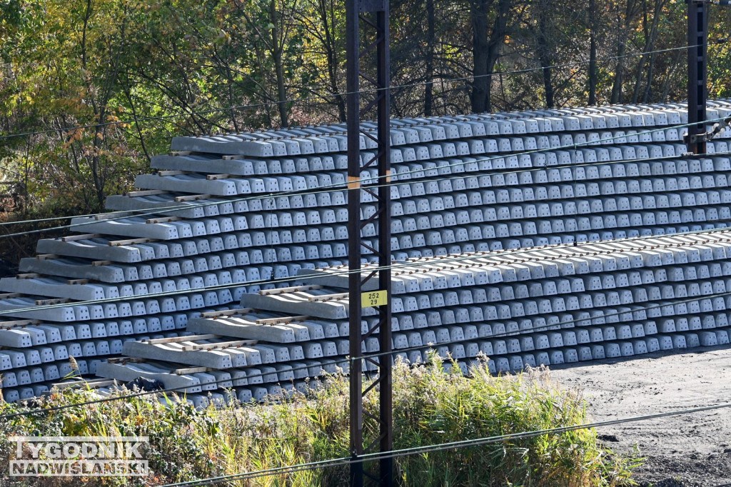 Materiały do remontu zgromadzone na stacji PKP w Tarnobrzegu