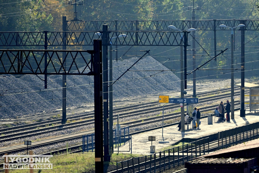 Materiały do remontu zgromadzone na stacji PKP w Tarnobrzegu