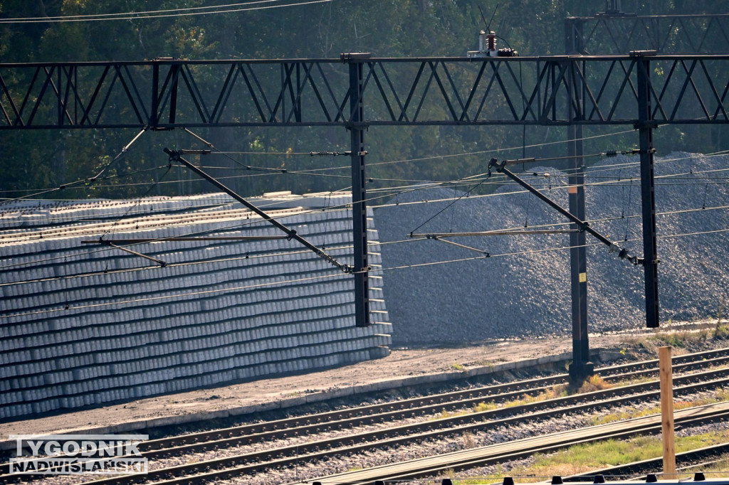 Materiały do remontu zgromadzone na stacji PKP w Tarnobrzegu