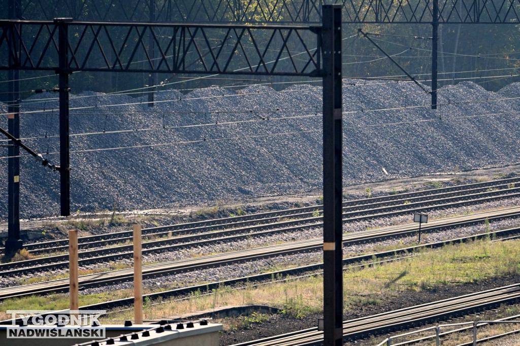 Materiały do remontu zgromadzone na stacji PKP w Tarnobrzegu