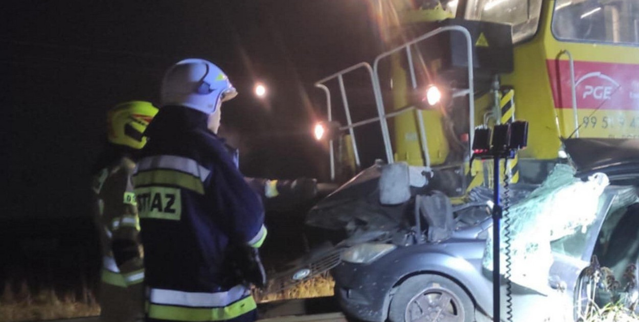 Zderzenie osobówki z pociągiem