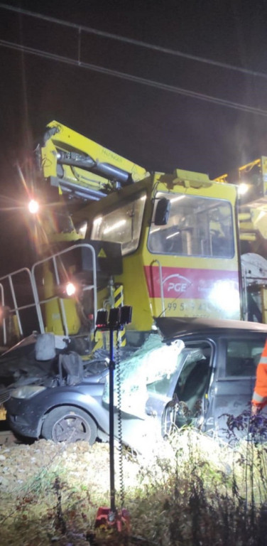 Zderzenie osobówki z pociągiem