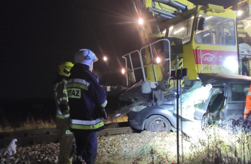 Zderzenie osobówki z pociągiem