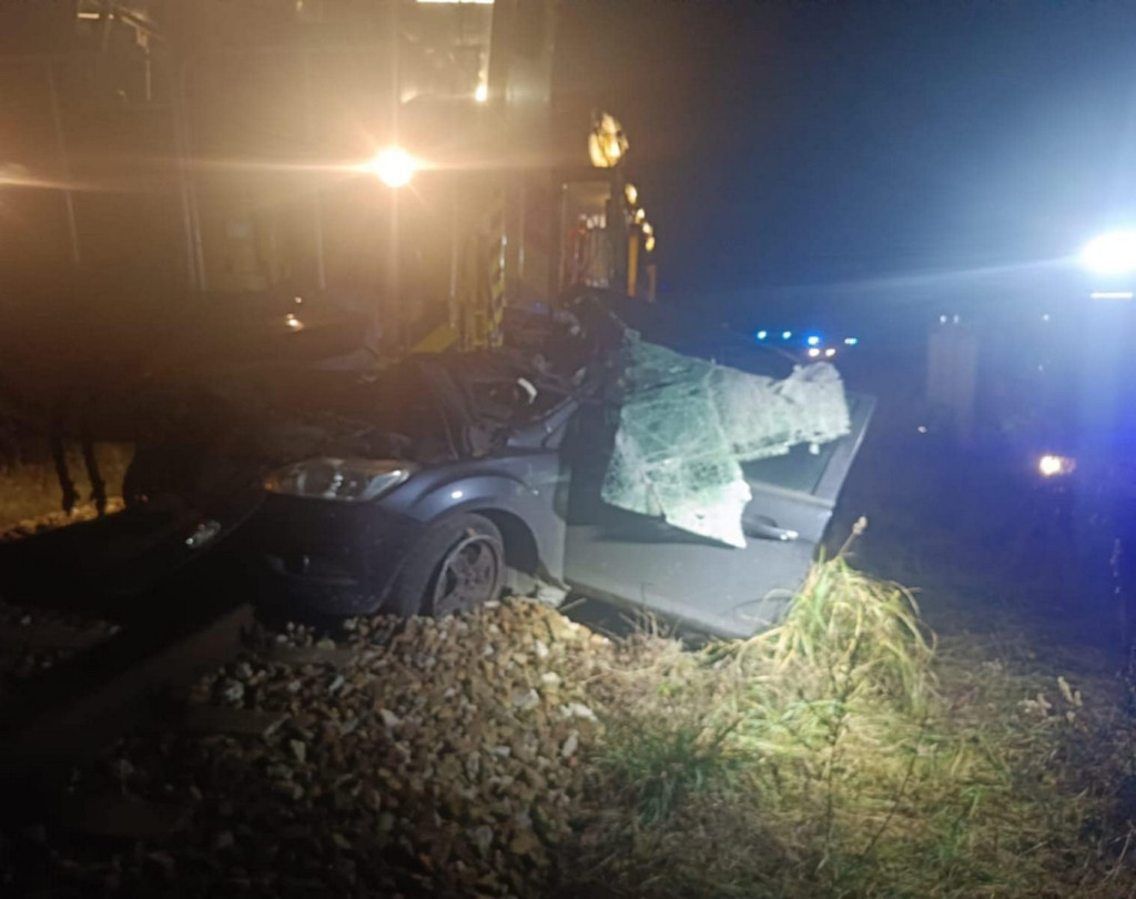 Zderzenie osobówki z pociągiem