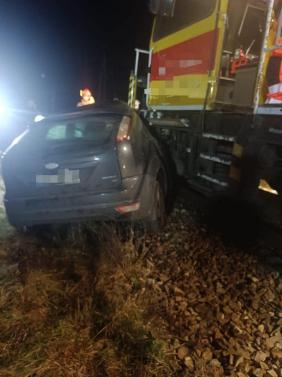 Zderzenie osobówki z pociągiem